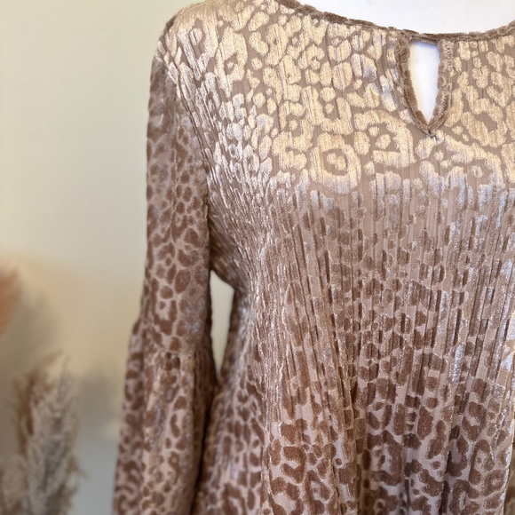 Keyhole top with velvet leopard detail - Picture 3 of 3